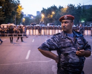 Поліція в Єревані пригрозила розігнати решту мітингувальників