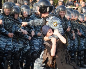 У Росії поліції можуть дозволити стріляти по жінках і &quot;скупченнях людей&quot;