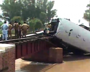 В Пакистане поезд с военными упал в реку, погибли 19 человек