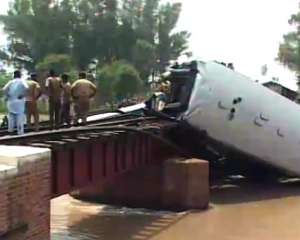 В Пакистане поезд с военными упал в реку, погибли 19 человек