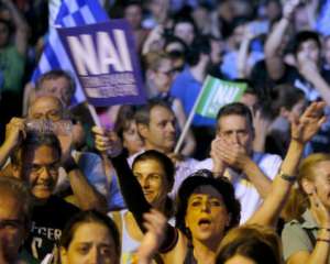 Тысячи греков вышли на демонстрации с противоположными требованиями
