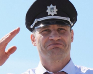 Кличко надел полицейскую фуражку и рассмешил все руководство страны