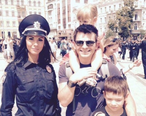 В Киеве массово фотографируются с новыми полицейскими и размещают фото в сетях