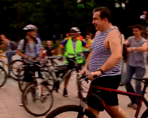 Саакашвили в тельняшке катался на велосипеде Одессой