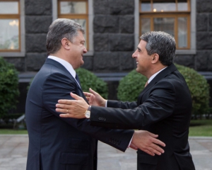 Президент Болгарии впервые за 12 лет прилетел в Украину