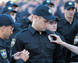 У мережі з'явилось відео, як столична поліція ввічливо не дозволила п'яному генералу сісти за кермо