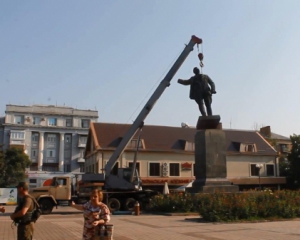В Артемовске под крики &quot;фашисты&quot; демонтируют советских &quot;идолов&quot;