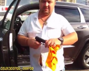 З&#039;явилось відео, як п&#039;яний водій погрожує патрульним пістолетом