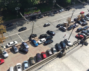 Киевская полиция проверяет парковки нардепов и министров