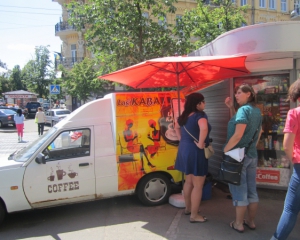 Українці відмовляються від кави на вулиці і готових страв у супермаркетах
