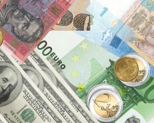 На межбанке резко обвалились доллар и евро