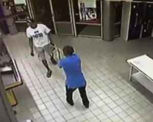 З&#039;явилося відео нічного вбивства у харківському супермаркеті