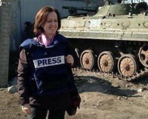 СБУ позбавила акредитації британську журналістку, яка просила бойовиків обстріляти українських військових