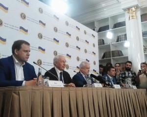 &quot;Комітет з порятунку золотого батона&quot;: в мережі коментують виступ Азарова і Ко