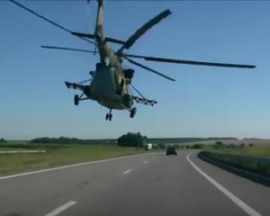 В сеть выложили эффектное видео полета вертолета ВСУ над трассой