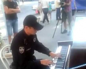 В Киеве патрульный полиции сыграл хит на уличном пианино