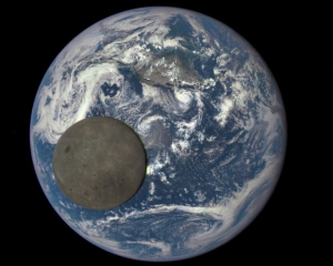 NASA показало уникальные фотографии Луны на фоне Земли