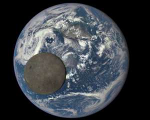 NASA показало уникальные фотографии Луны на фоне Земли
