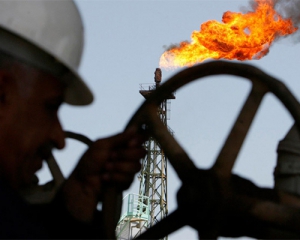 Нафта продовжує падіння - рубль здешевшав до 64 за долар