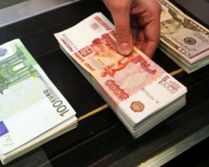 Рубль уперше за п'ять місяців обвалився до 70 за євро