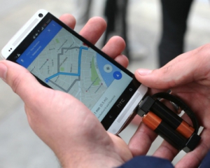 Дизайнерська студія в Лондоні пропонує заряджати смартфон батарейками АА