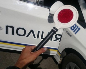 Столичная полиция получила новые жезлы
