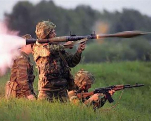 Попри зменшення обстрілів вогонь противника під Донецьком не стихає