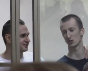 Сенцов и Кольченко отреагировали на приговор суда улыбками и гимном Украины