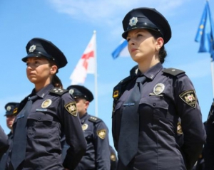Новая полиция Одессы неожиданным поступком на переходе удивила водителей