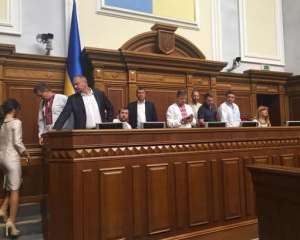 Депутати Ляшка заблокували президію Ради