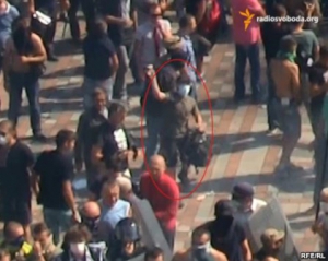 Журналисты зафиксировали на видео мужчину, который бросил гранату в правоохранителей