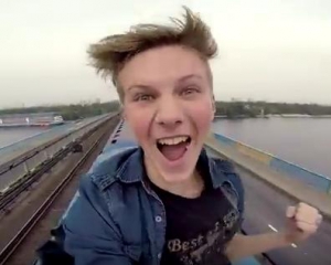 Сеть &quot;подорвало&quot; видео экстремальной поездки киевлянина на крыше метро