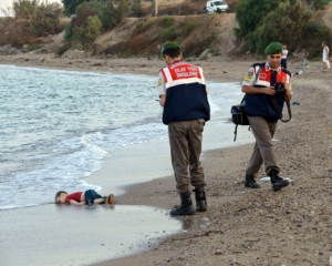 Соцсети взорвались публикациями про смерть трехлетнего сирийца-беженца