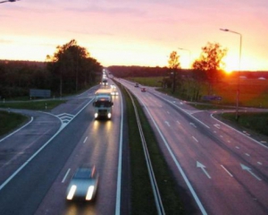 Порошенко подписал закон, по которому дороги будут ремонтировать за счет таможенных сборов