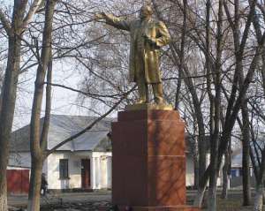 Декомунізація на Черкащині: Леніна зняли краном-тягачем і відправили в музей