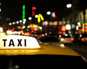В Киеве пассажир выстрелил таксисту в лицо