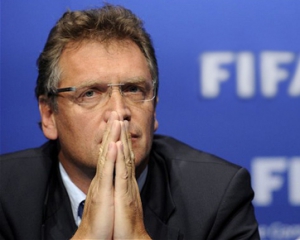 Генерального секретаря ФИФА сняли с должности прямо в самолете