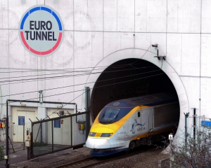 В туннеле под Ла-Маншем погиб мигрант, пытаясь запрыгнуть в поезд