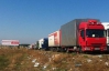 На пропускных пунктах в Крым образовались длинные заторы из грузовиков