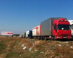 На пропускних пунктах до Криму утворилися довжелезні затори із вантажівок