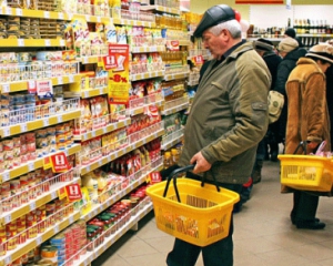 Обсяг імпортних товарів у супермаркетах України зменшився вдвічі