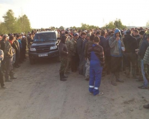 "Бурштинова чума" на Волині: копачі перекрили міжнародну трасу і "викурюють" нацгвардійців