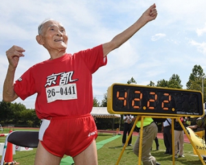 105-летний бегун одолел стометровку за 42 секунды