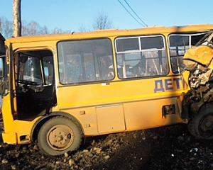 Под Артемовском легковушка влетела в школьный автобув: есть пострадавшие