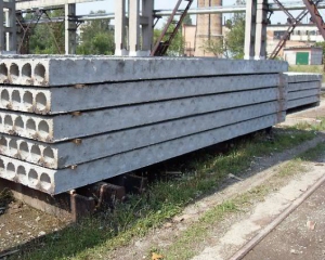 Активисты перекрывают бетонными плитами железную дорогу в Крым