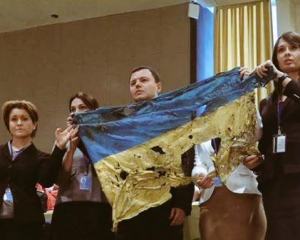 Украинская делегация развернула флаг из Иловайска во время выступления Путина