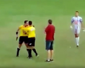В Бразилии арбитр во время матча угрожал игрокам пистолетом
