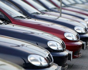 Продажи новых легковых авто в Украине обвалились на 60%