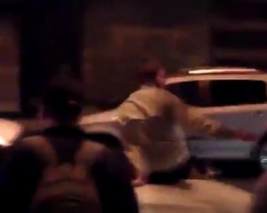 В Харькове девушка на BMW несколько десятков метров провезла мужчину на капоте