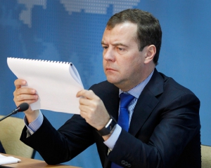 Медведев посетовал на малые нефтегазовые доходы РФ